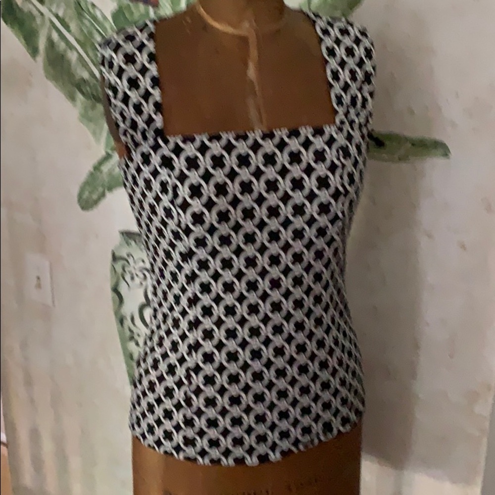 Sleeveless black and white top